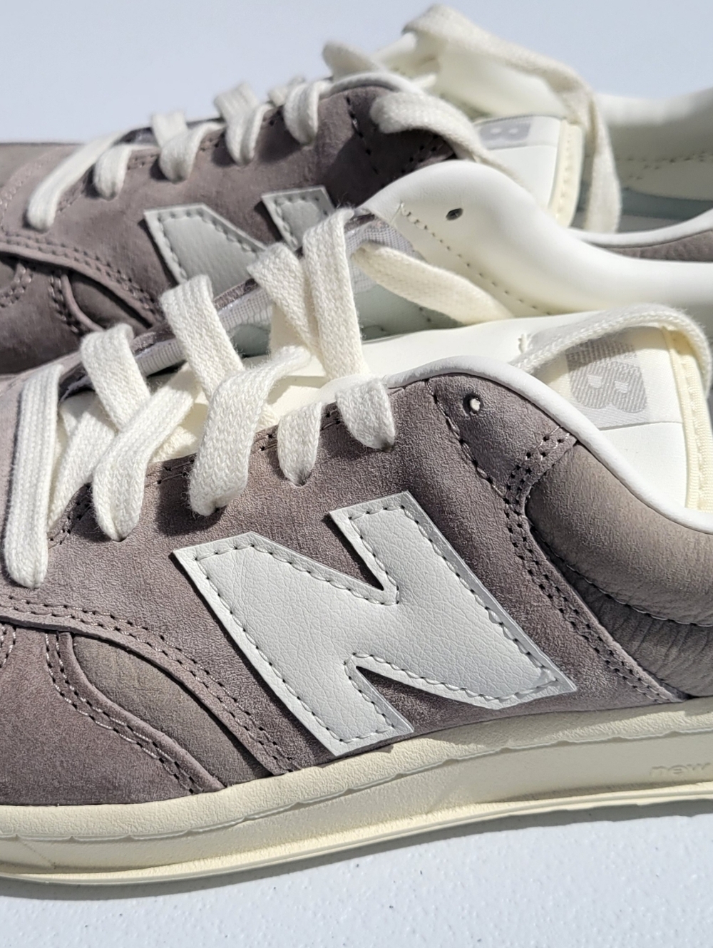 Mens Size 9 New Balance T500 sneakers in brown and white, brand new in box - Picture 14 of 16